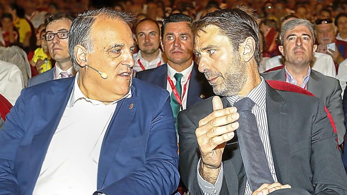 Javier Tebas y Carlos Suárez charlan durante el Congreso Nacional de Peñas de Fútbol celebrado ayer en el Calderón.-J.M. LOSTAU