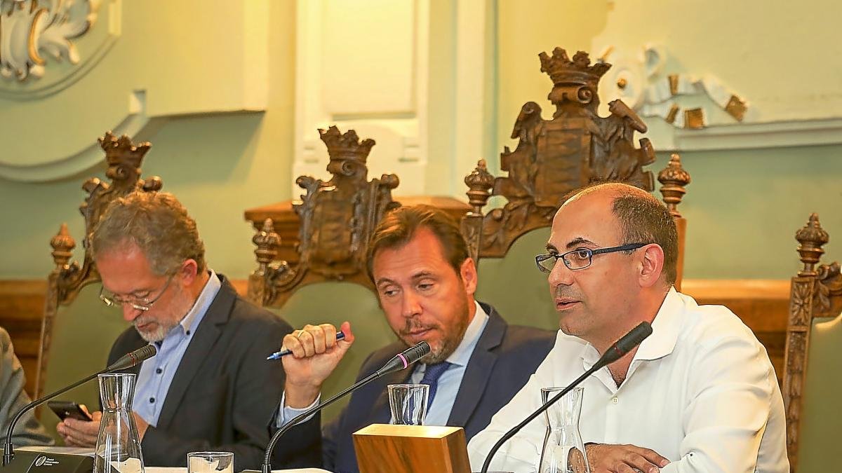 Manuel Saravia, Óscar Puente y Luis Vélez, en los momentos previos al pleno.-MIGUEL ÁNGEL SANTOS / PHOTOGENIC