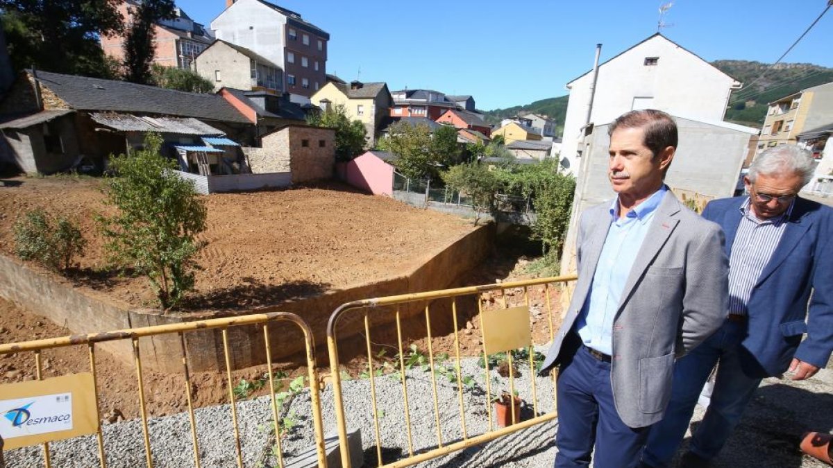 El presidente de la Confederación Hidrográfica del Miño-Sil, Francisco Marín (I), junto al alcalde de Vega de Espinareda (León), Santiago Rodríguez (D), durante la visita a las actuaciones ejecutadas en el arroyo de Castellanos.-ICAL