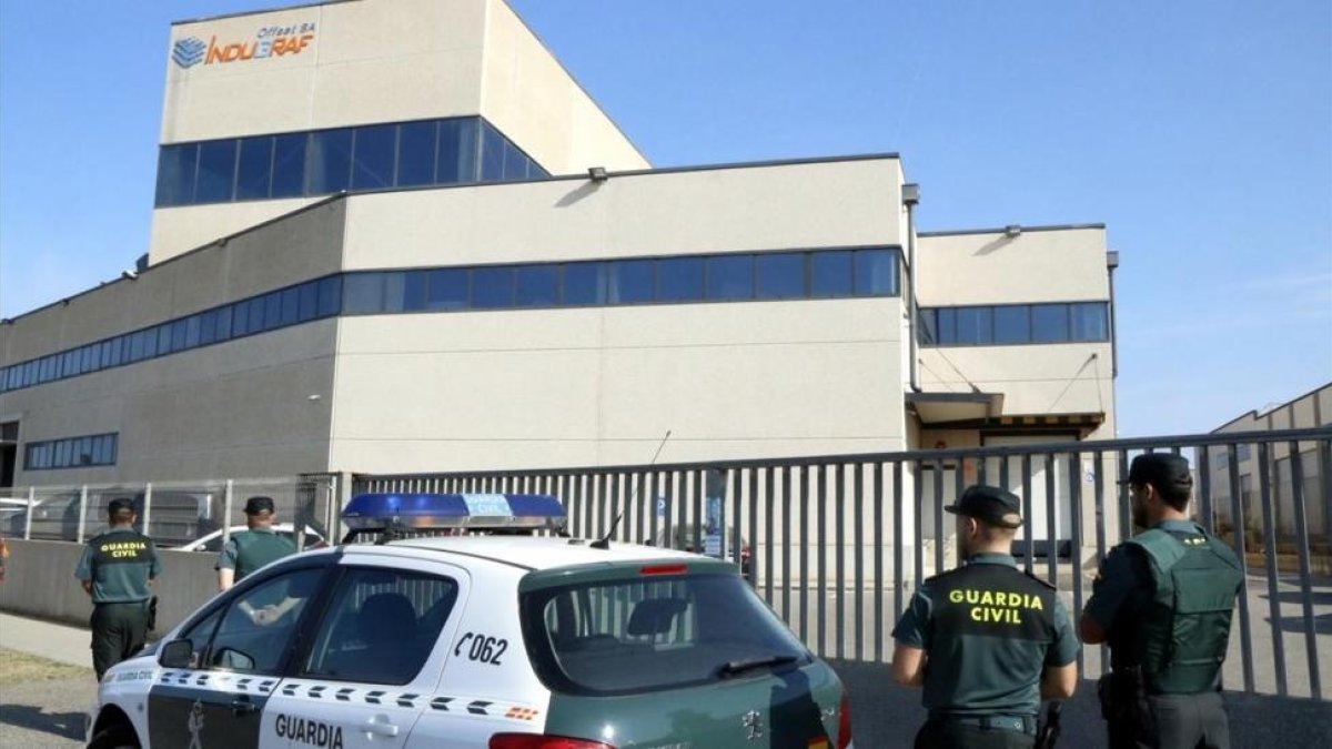 Agentes de la Guardia Civil frente a la imprenta Indugraf, en Constantí-ROGER SEGURA / ACN