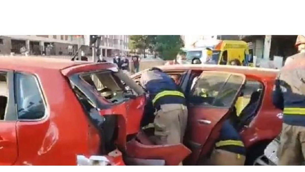 Bomberos de Valladolid intervienen en el accidente entre dos turismos en Valladolid. - POLICÍA MUNICIPAL DE VALLADOLID