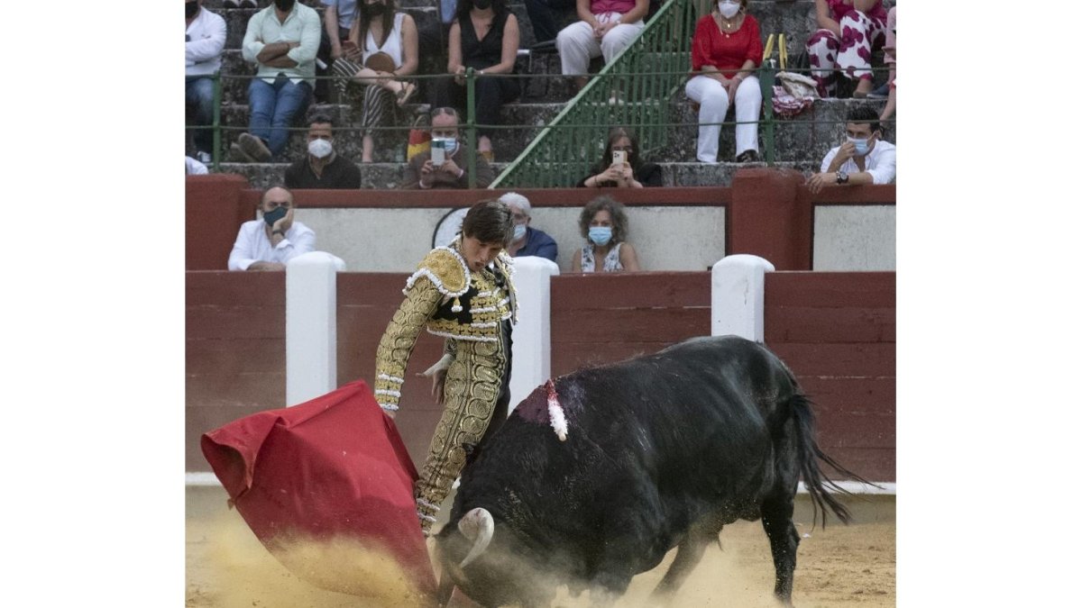 Roca Rey, durante una corrida en la feria de San Pedro Regalado el pasado junio.- JOSÉ SALVADOR