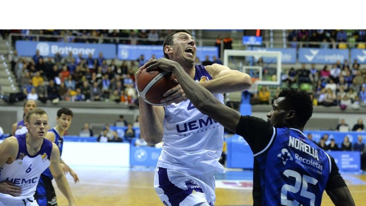 Sergio de la Fuente, ante Norelia. / TOMAS ALONSO