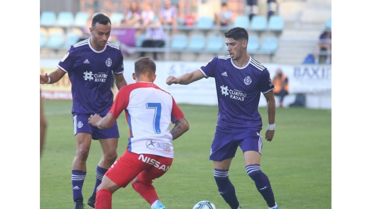 Waldo avanza con el balón en el partido de pretemporada ante el Sporting.-MANUEL BRÁGIMO