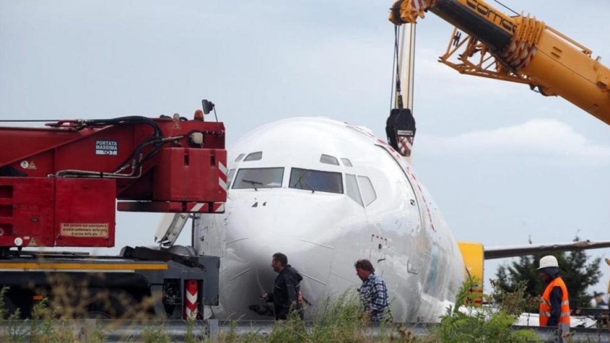 El avión de la carga de la compañía DHL accidentado.-EFE / MATTEO BAZZI
