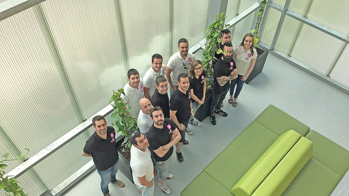 Equipo de la empresa vallisoletana Five Flames Mobile. EL MUNDO