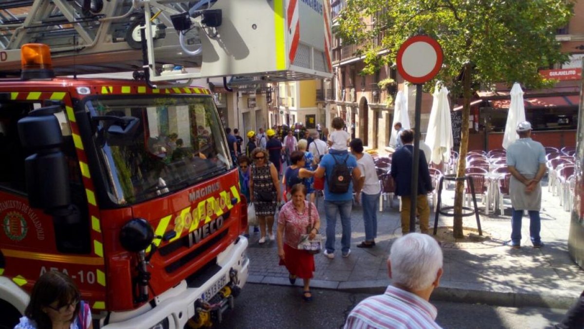 Un camión de bomberos en la entrada a la calle Guadamacileros.-EL MUNDO