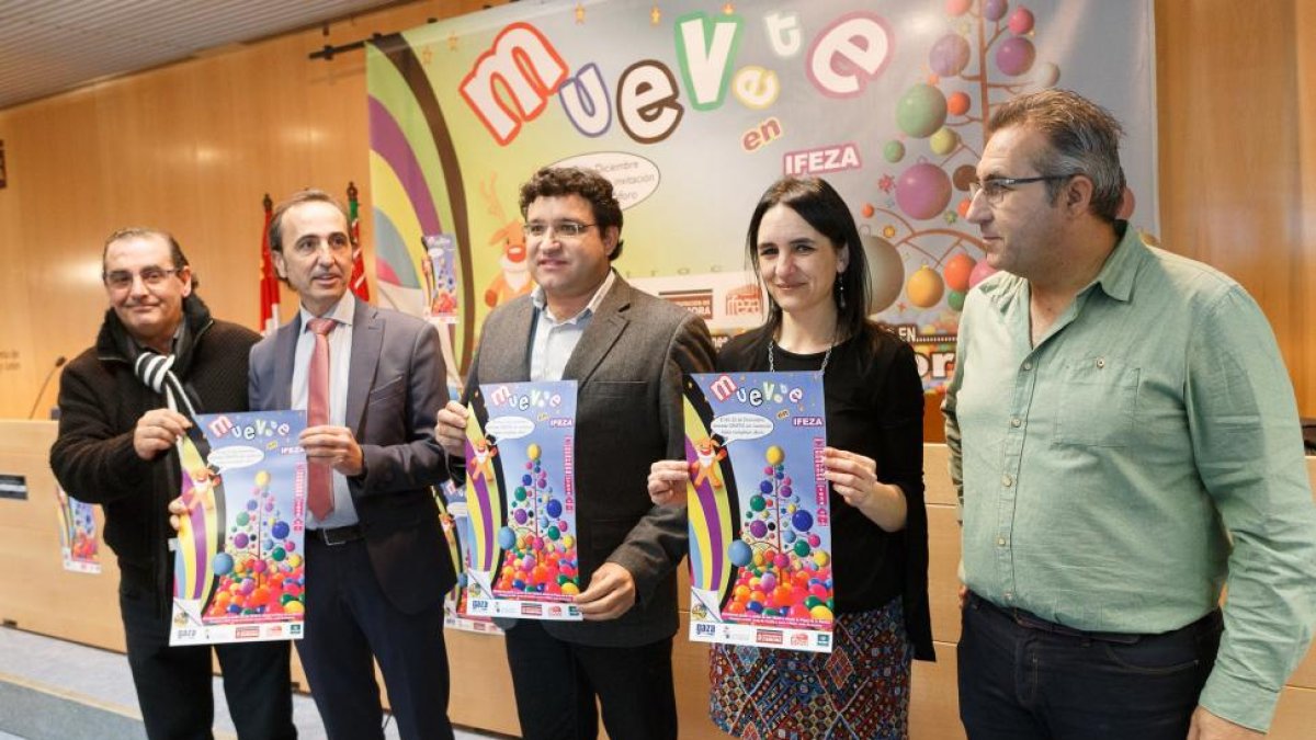 El director de imagen y comunicación de Caja Rural, Narciso Prieto; el vicepresidente de la Diputación, José Luis Prieto; el diputado de juventud, José Angel Rodríguez; la concejala de juventud; Soraya Merino; y el organizador de la feria; Jesús Rodrigo-ICAL