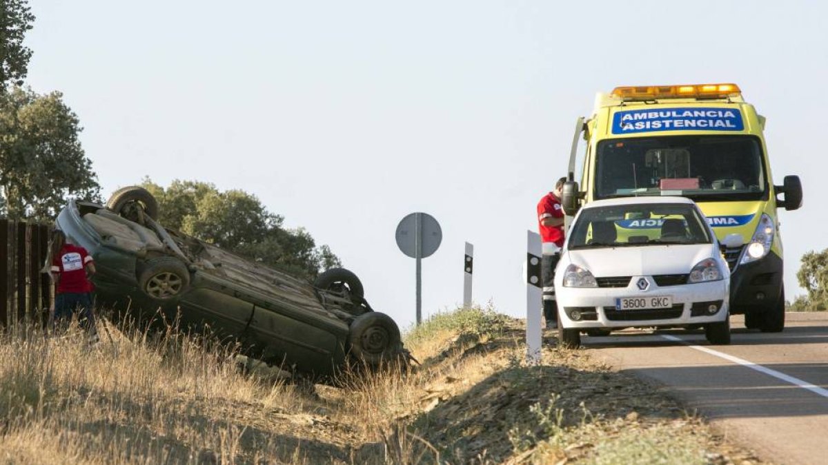 Un accidente con un herido se ha producido en la SA-205 entre las localidades de Vecinos y Cortos de la Sierra, por la salida de vía de un vehículo.-ICAL