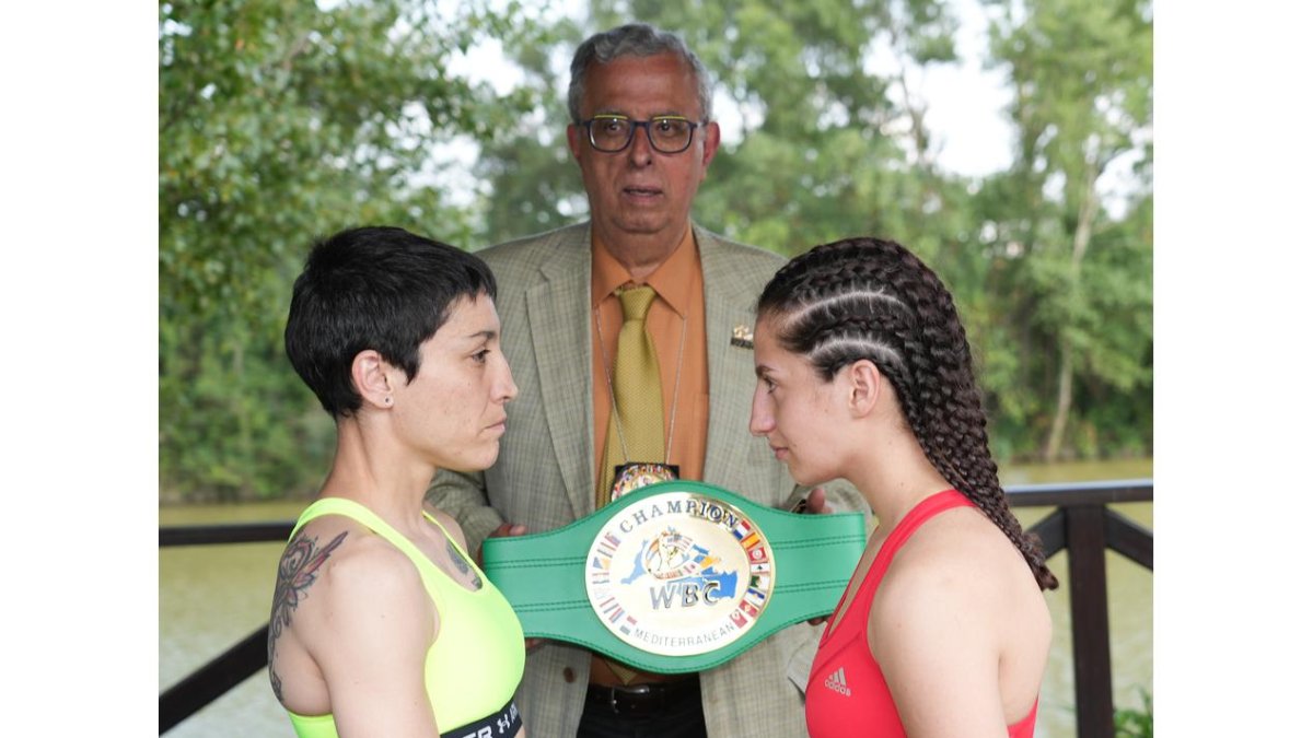 Isa Rivero a la izquierda reta a su rival Torollari en el pesaje / LOSTAU