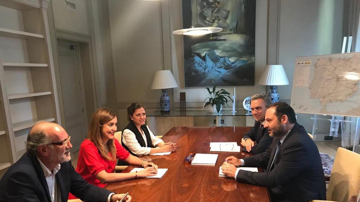 Los socialistas burgaleses se entrevistaron ayer en Madrid con el ministro de Fomento y el secretario de Infraestucturas.-ECB