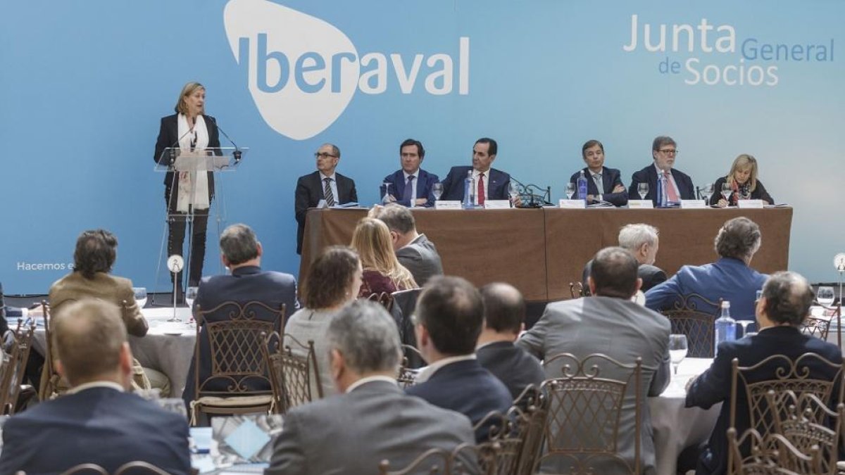 La consejera de Economía clausuró ayer en Burgos la junta de Iberval a la que acudió una representación de sus más de 26.400 socios.-SANTI OTERO