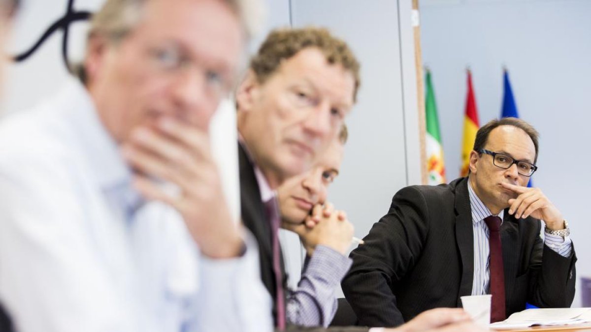 El gerente de Servicios Sociales, Carlos Raúl de Pablos, presenta el modelo residencial de atención a las personas mayores 'En mi casa', ante la Red de Regiones Europeas por el Cambio Demográfico.-ICAL