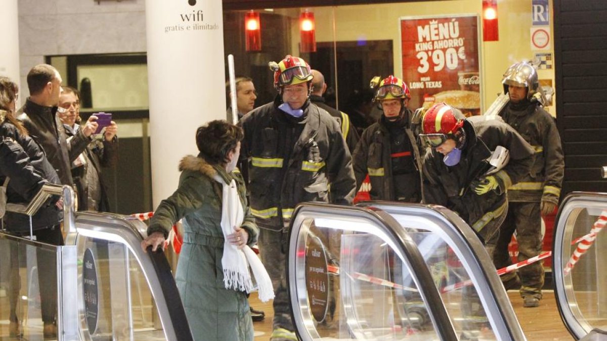 Los bomberos precintan el acceso a las escaleras mecánicas-J.M.LOSTAU