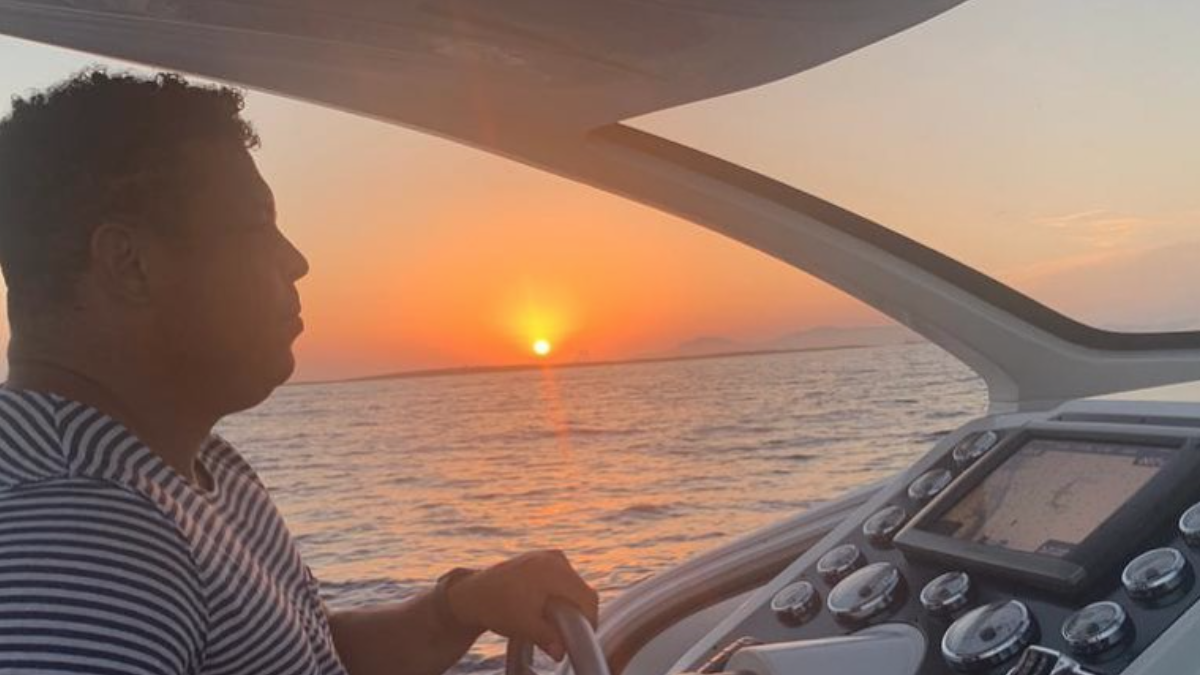 Ronaldo conduce un barco en Ibiza. / INSTAGRAM