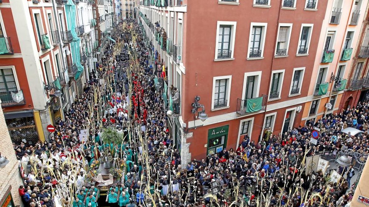 La procesión de Las Palmas del Domingo e Ramos congregó a miles de vallisoletanos y turistas para rememorar la entrada de Jesús a Jerusalén.-J. M. LOSTAU