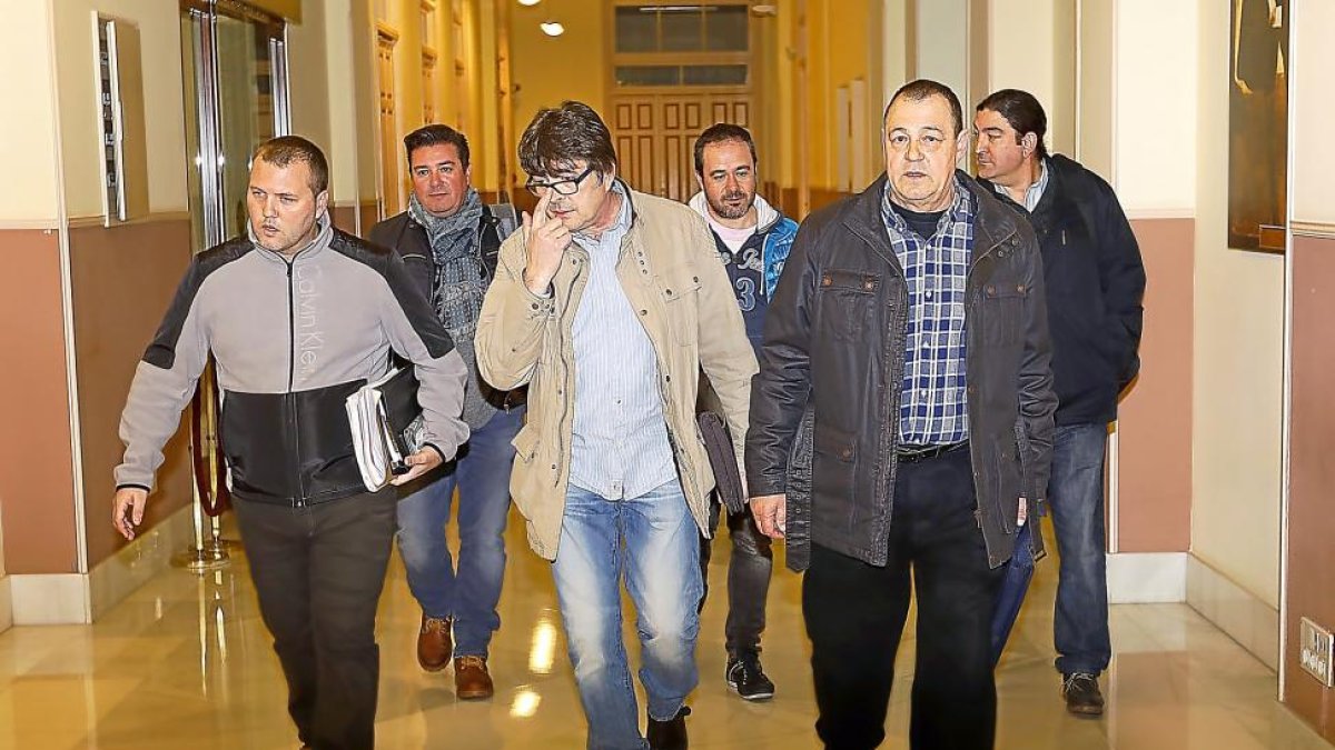 Los miembros del comité de empresa llegan a la reunión mantenida el miércoles en el Ayuntamiento.-J.M.LOSTAU