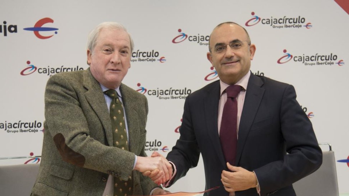 El presidente de la Cámara de Comercio de Burgos, Antonio Méndez Pozo, y el director territorial de Ibercaja, Eduardo Hernández Alonso firman el convenio de colaboración entre Ibercaja y la Cámara de Comercio e Industria de Burgos para la ejecución del ci-ICAL