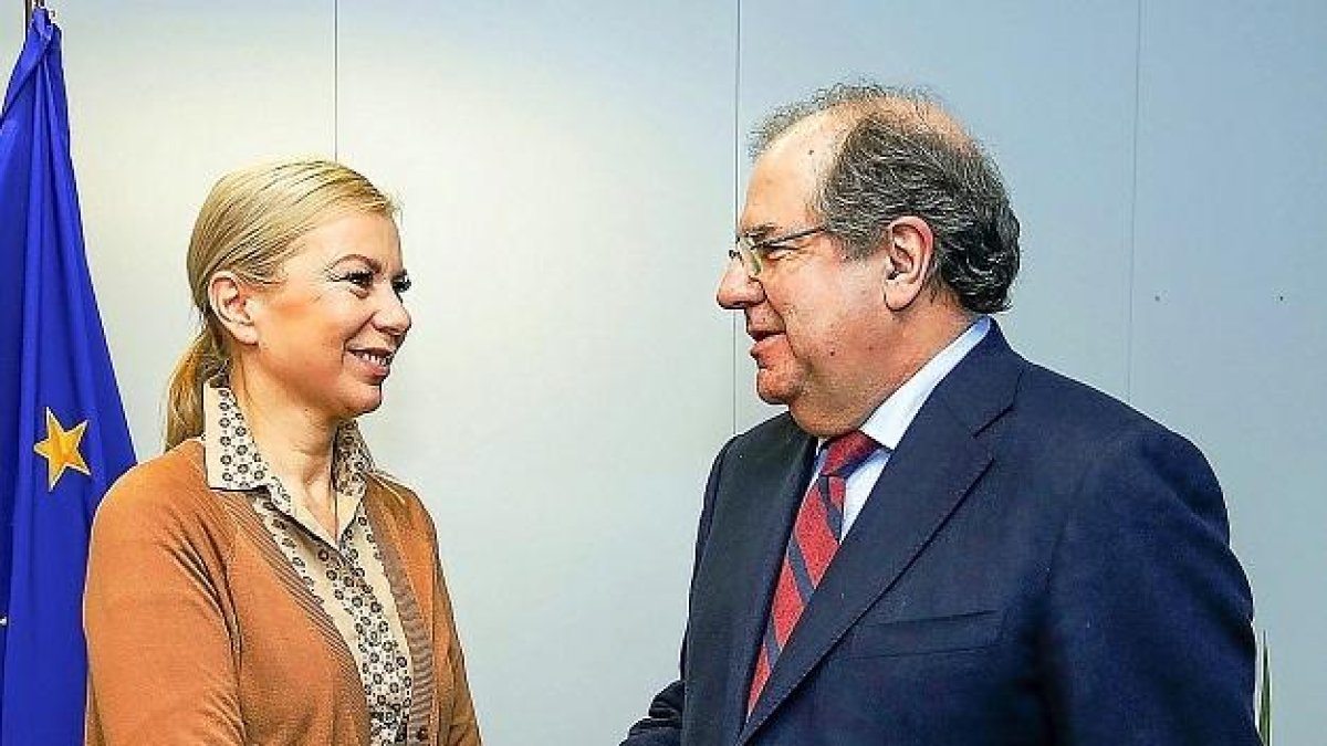 La comisaria Elzbieta Bienkowska saluda al presidente de la Junta, Juan Vicente Herrera, en Bruselas.-ICAL