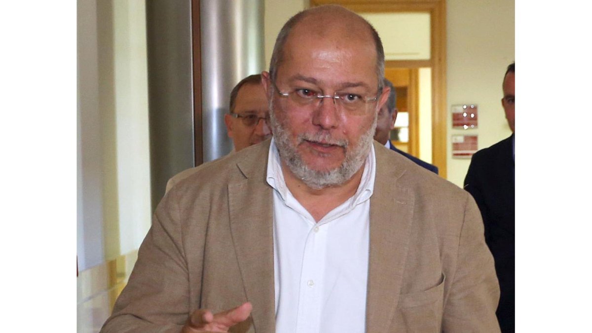 Francisco Igea, instantes antes de la reunión con Zamora 10 y el presidente de la Diputación de Zamora.-ICAL.