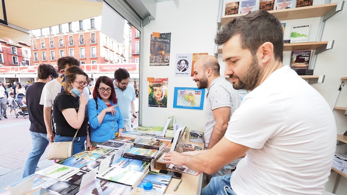 Casetas de la Feria del Libro de Valladolid. / PHOTOGENIC