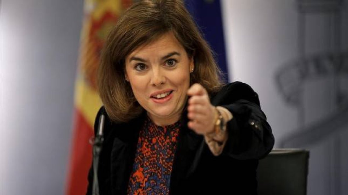 La vicepresidenta del Gobierno, Soraya Sáenz de Santamaría, en la rueda de prensa posterior al Consejo de Ministros.-Foto: JOS LUIS ROCA