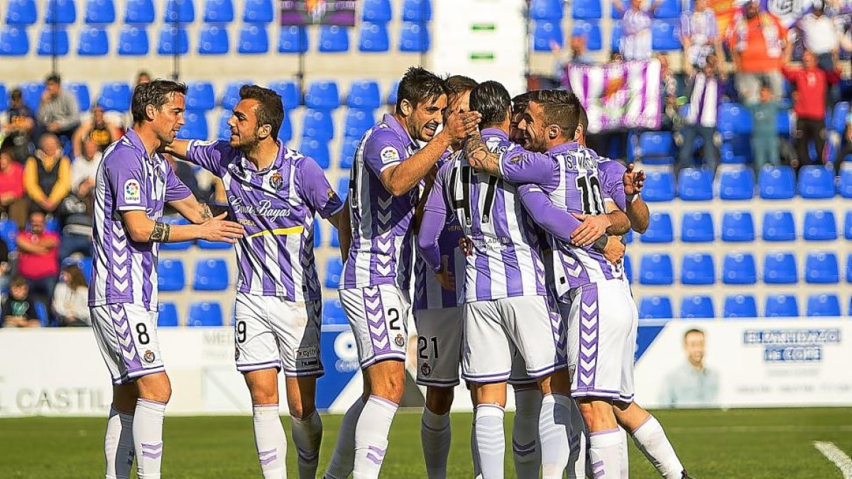 Los jugadores del Valladolid celebran un gol frente al UCAM Murcia-ARABA PRESS