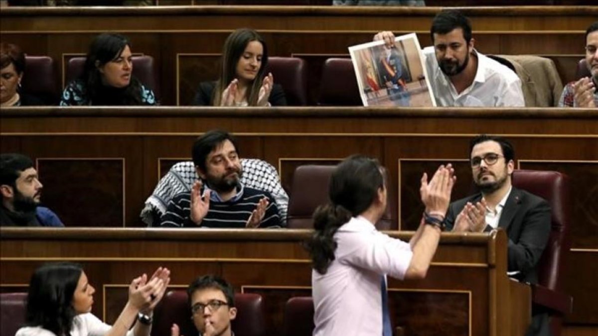 Los diputados de Podemos apluden la intervención de Antonio Gómez Reino.-SERGIO BARRENECHEA