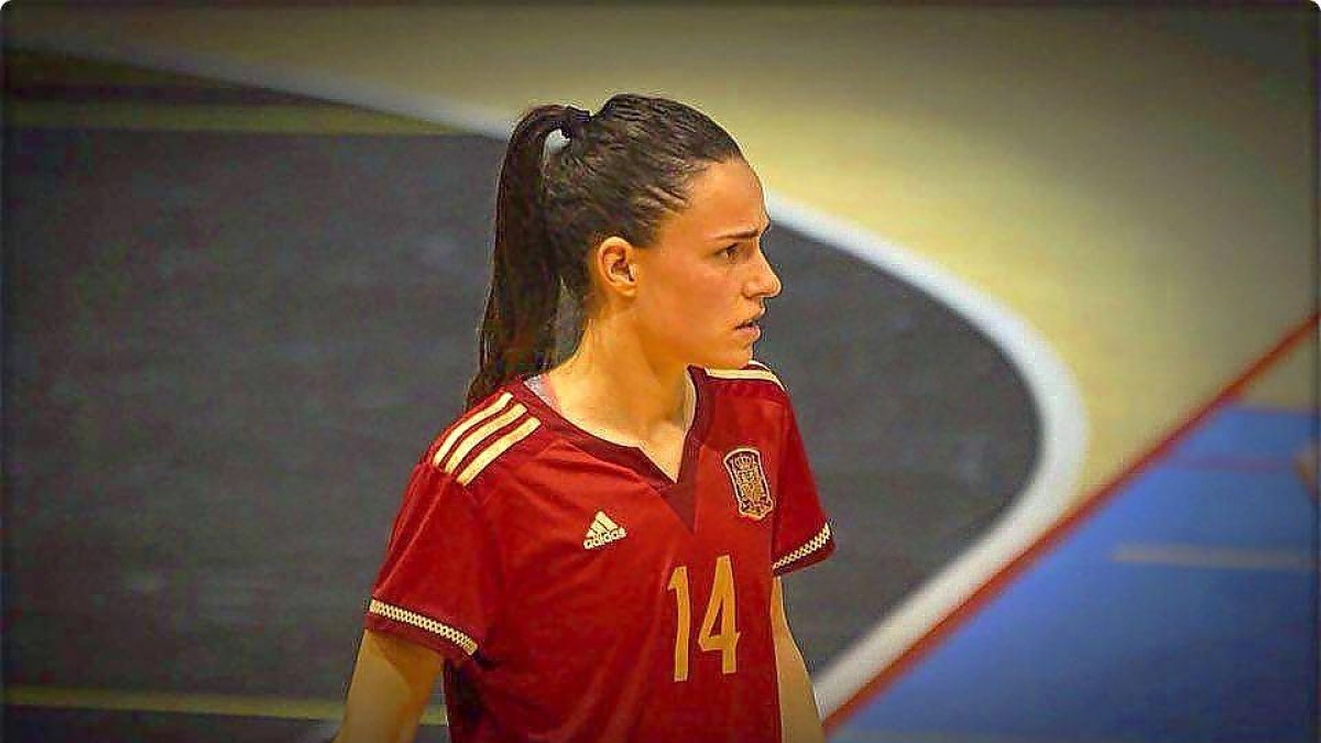 Leticia Martín, con la camiseta de la selección española, en el partido que le enfrentó a Rusia.-EL MUNDO