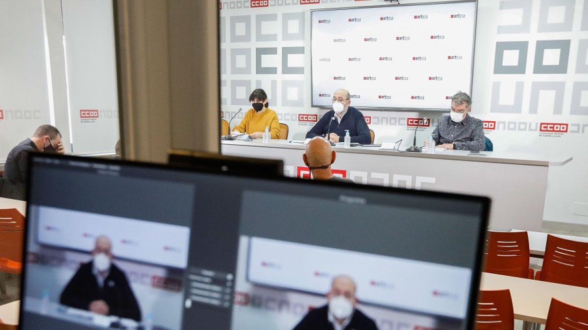 Paloma Leal, Tomás Martín y Raúl Gómez, ayer en la sede de CCOO. |  LOSTAU