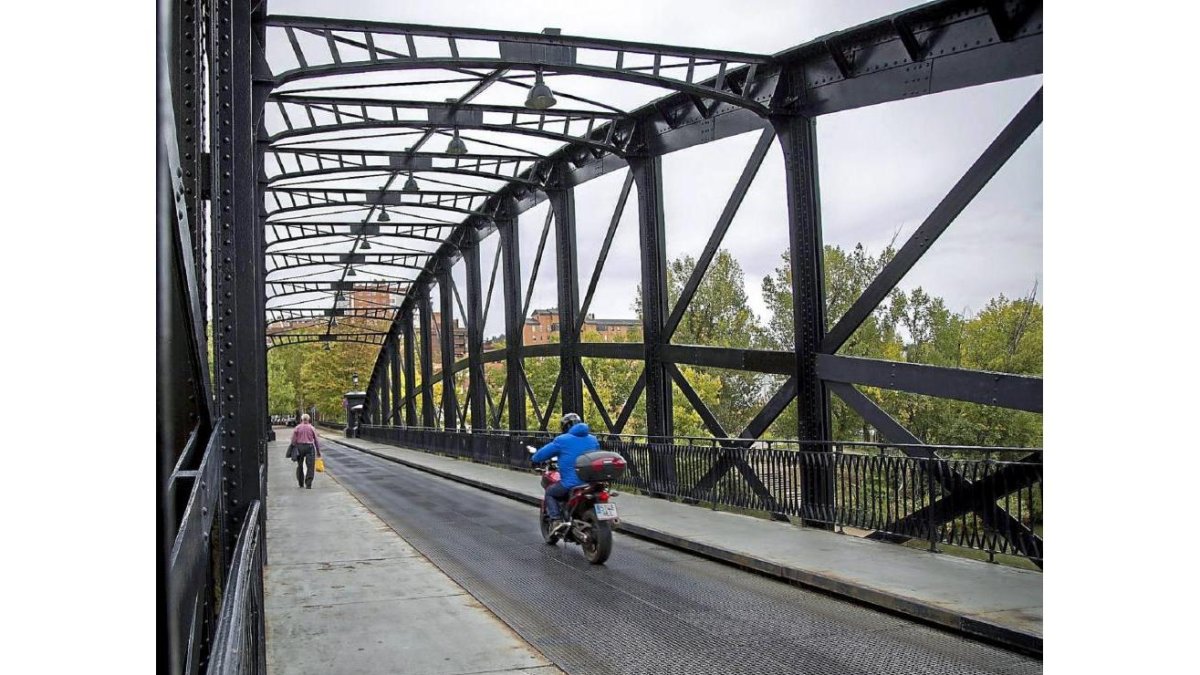 Imagen del Puente Colgante de Valladolid, que pemanecerá cerrado al tráfico hasta el lunes.-PHOTOGENIC