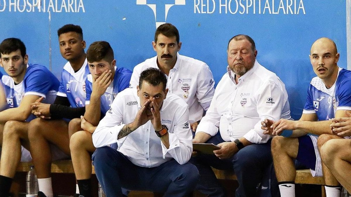 Óscar Ollero grita a sus jugadores desde la banda en el último duelo jugado en Huerta del Rey.-J. M. LOSTAU