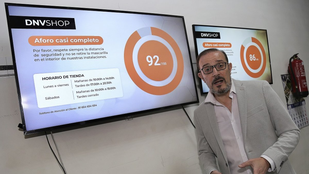 Juan Carlos Martín Sánchez, director comercial de ICON Multimedia, muestra el dispositivo para determinar el aforo en establecimientos. MANUEL BRÁGIMO