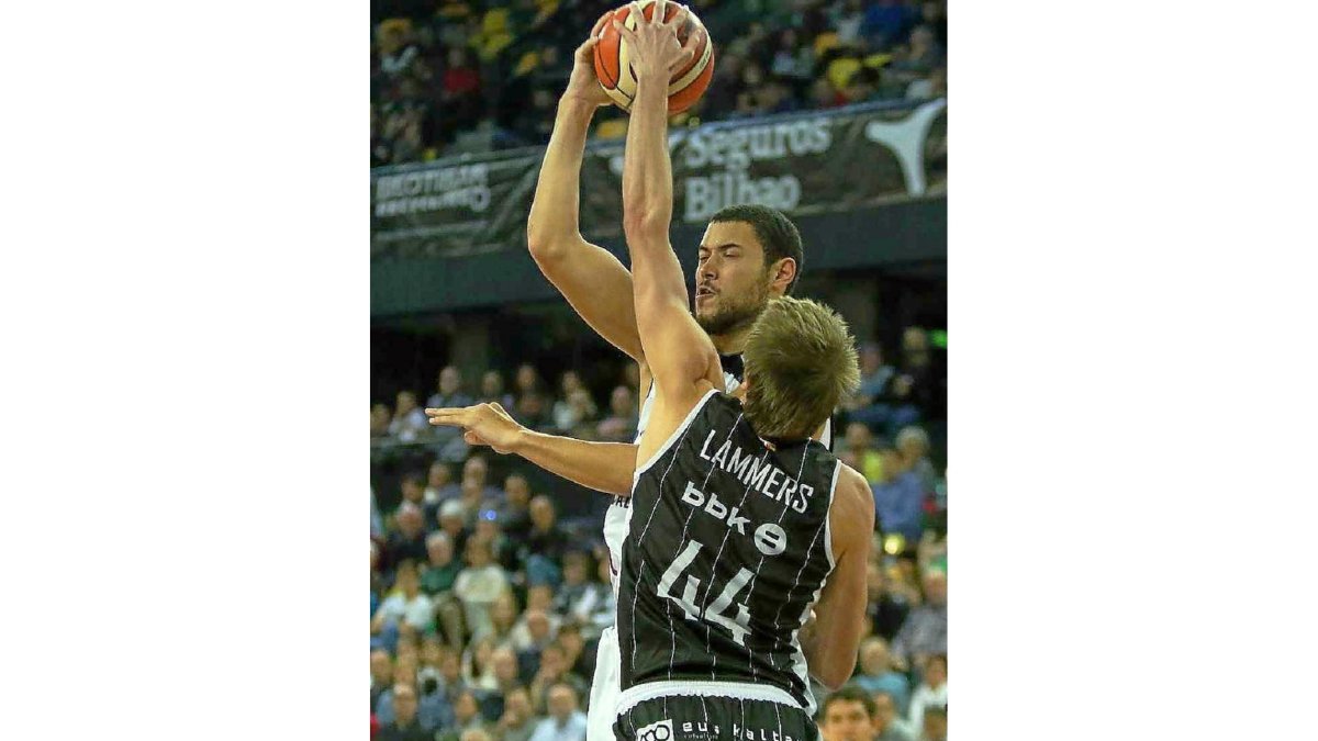 El jugador del Bilbao Basket, Lammers, tapona a Hayes en el partido de ayer.-PHOTO-DEPORTE
