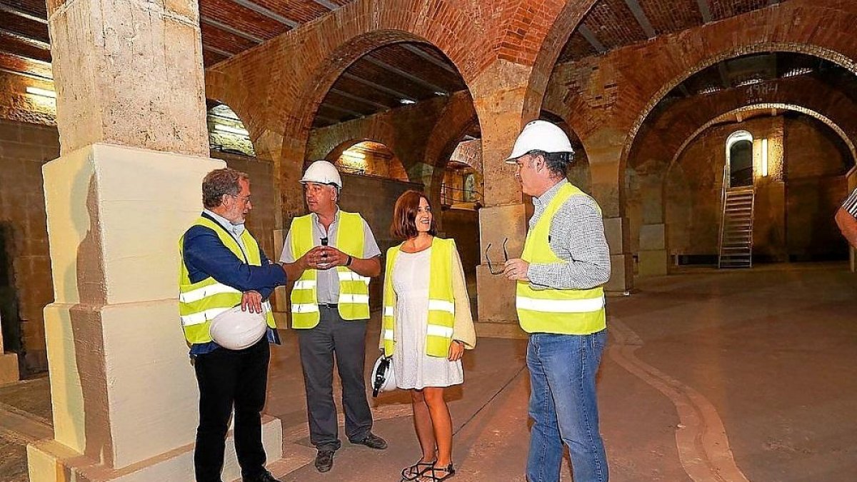 La concejala, María Sánchez,, el concejal, Manuel Saravia, y el gerente de Aquavall, Pedro Arroyo, durante la visita a las instalaciones-E. M.
