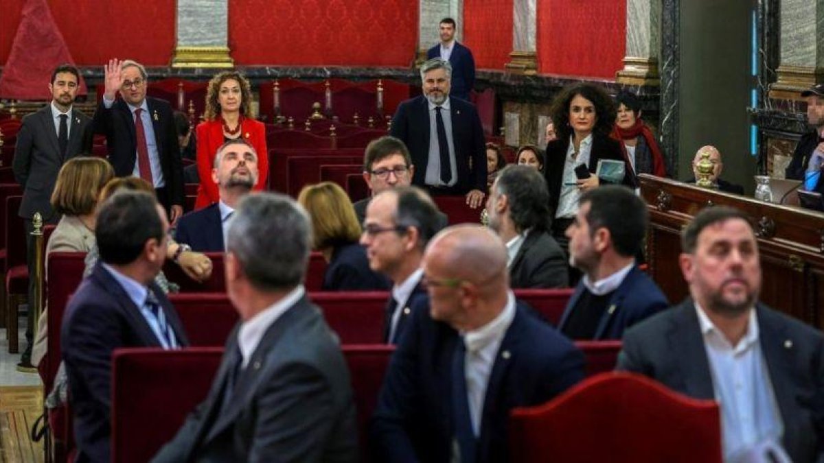 El presidente de la Generalitat, Quim Torra,  saluda a los lideres independentistas procesados por el proceso soberanista.-EFE / EMILIO NARANJO