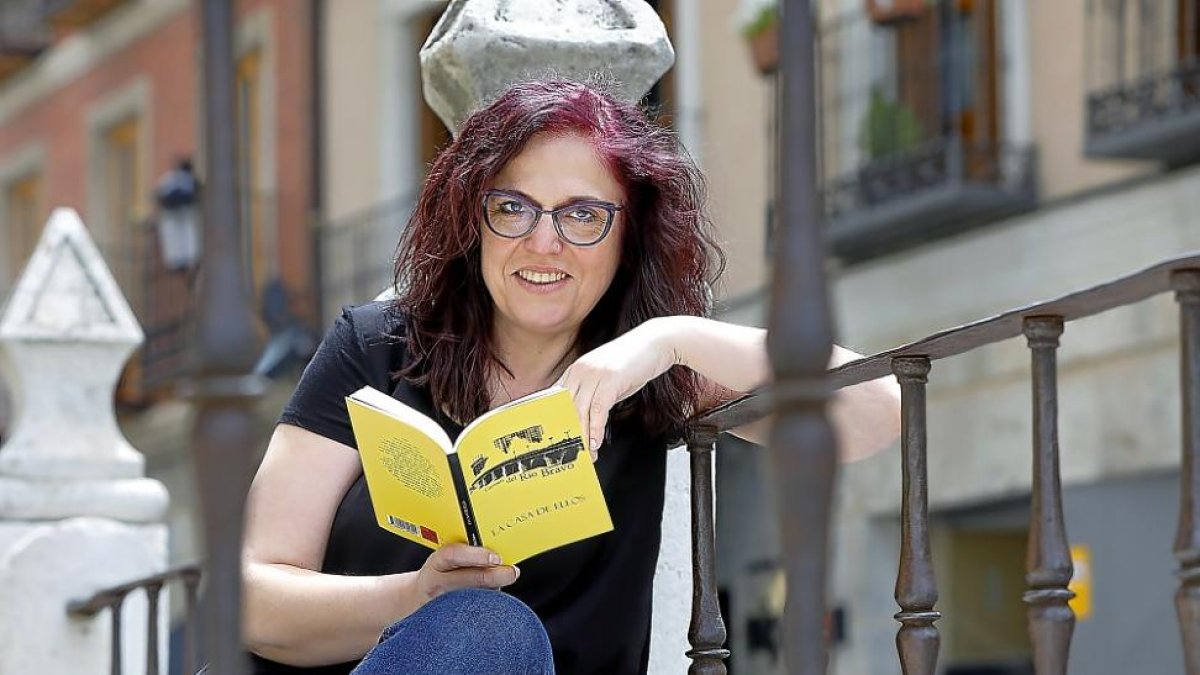 Carmen del Río Bravo posa con un ejemplar de ‘La casa de ellos’.-LOSTAU