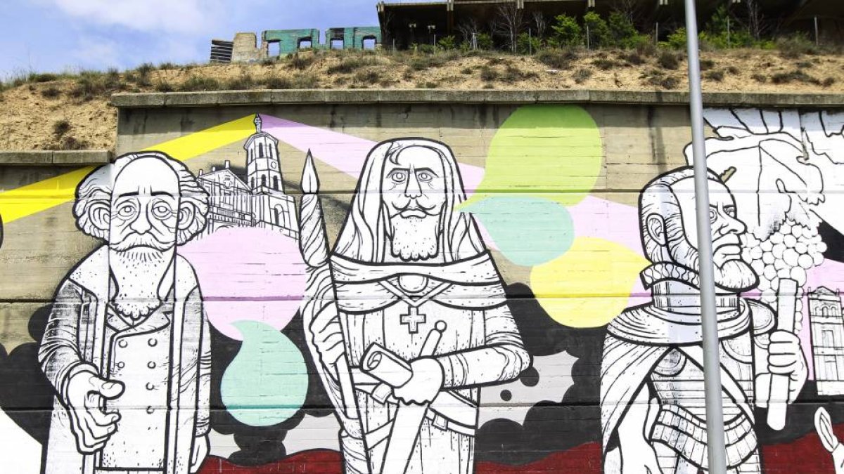 El mural de la avenida Salamanca ya terminado, bajo la casa abandonada de Parquesol.-J. M. Lostau