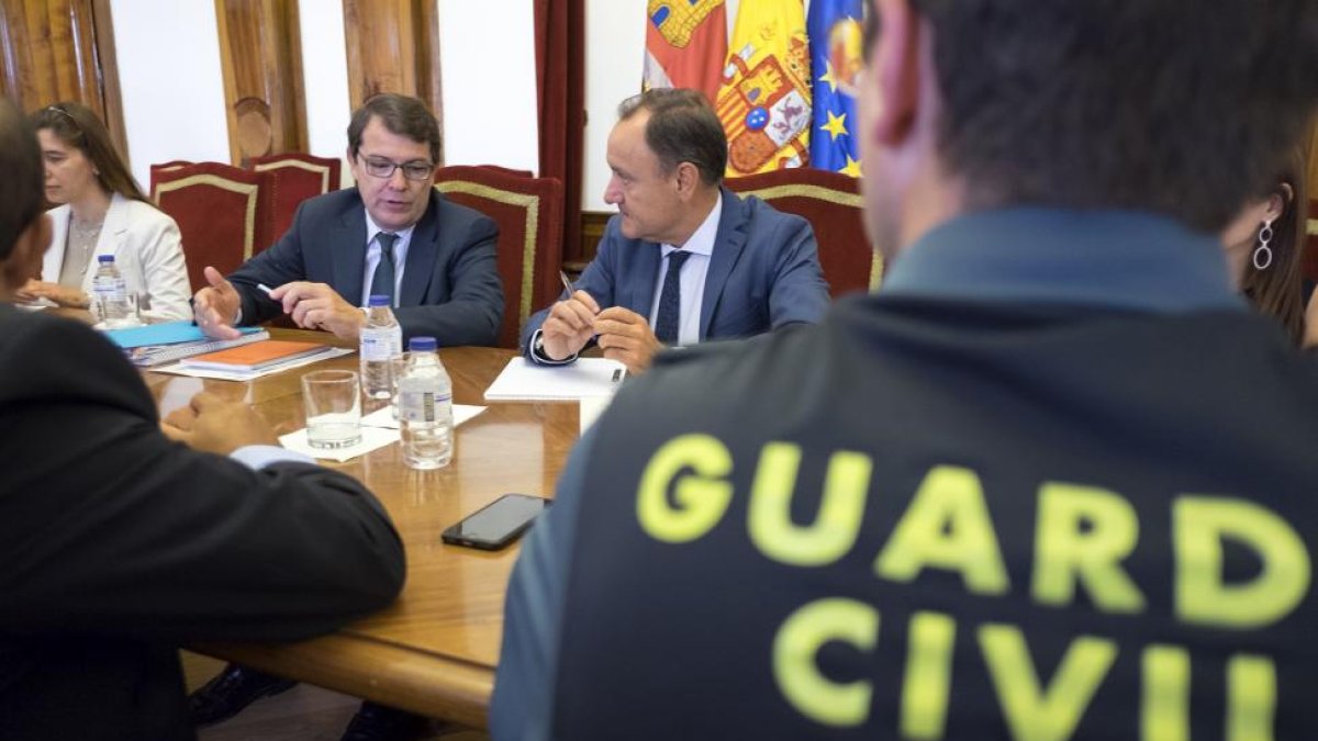 El alcalde de Salamanca, Alfonso Fernández Mañueco, y el subdelegado del Gobierno en la provincia, Antonio Andrés Laso, presiden la reunión de la Junta Local de Seguridad para tratar las medidas aplicadas en materia antiterrorista.-ICAL