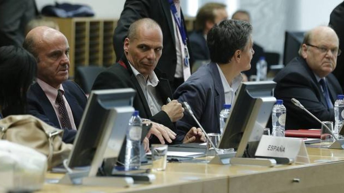 El ministro español de Economía y Competitividad, Luis de Guindos (i), y el ministro de Finanzas griego, Yanis Varufakis (2-i), durante una reunión de los ministros de Finanzas del Eurogrupo, el pasado 24 de junio.-Foto: JULIEN WARNAND / EFE