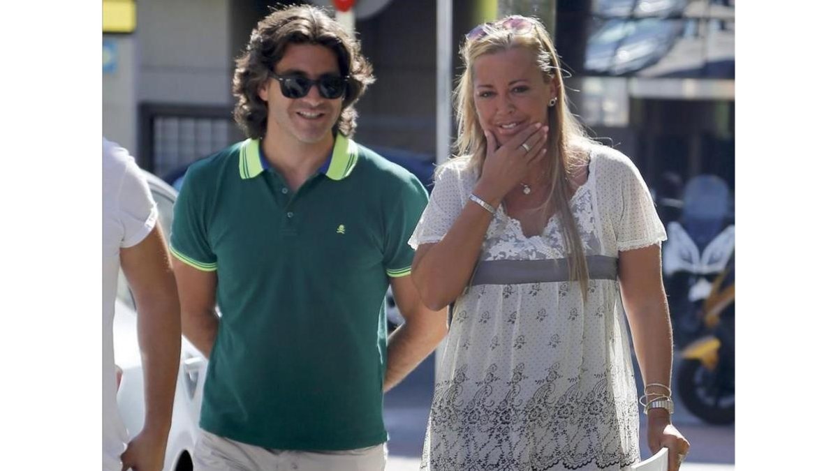 Belén Esteban y Toño Sanchís pasean por Madrid, en el 2015, antes de la batalla judicial.-