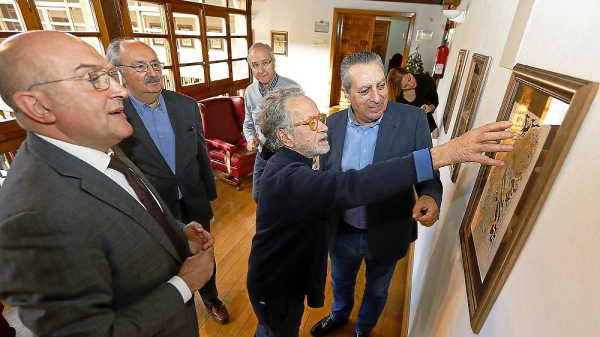 Jesús Julio Carnero, Antonio Colinas, Fernando Colomo y Adolfo Alonso Ares, en un momento de la presentación en el Palacio de Pimentel.-J. M. LOSTAU