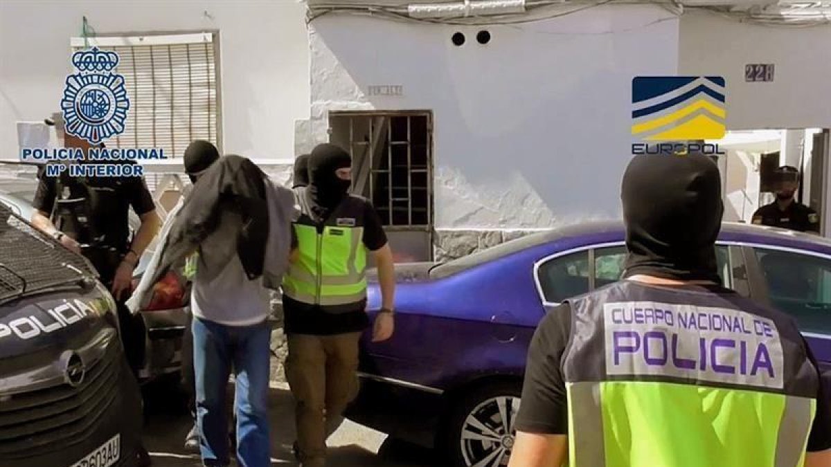 Fotografía facilitada por la Policía Nacional que ha detenido en Algeciras a N.E.A., un ciudadano de 51 años acusado de enaltecimiento terrorista y pertenencia a Daesh.-POLICÍA NACIONAL