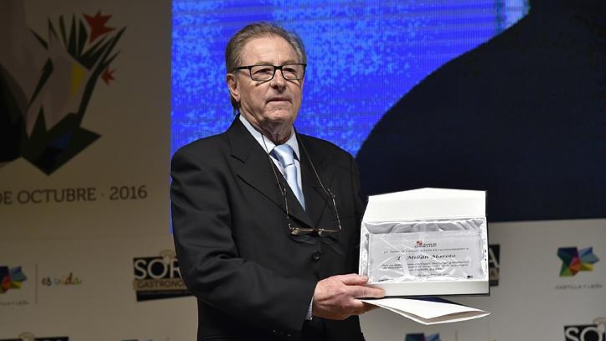 Millán Maroto sostiene su placa de reconocimiento.-VALENTÍN GUISANDE