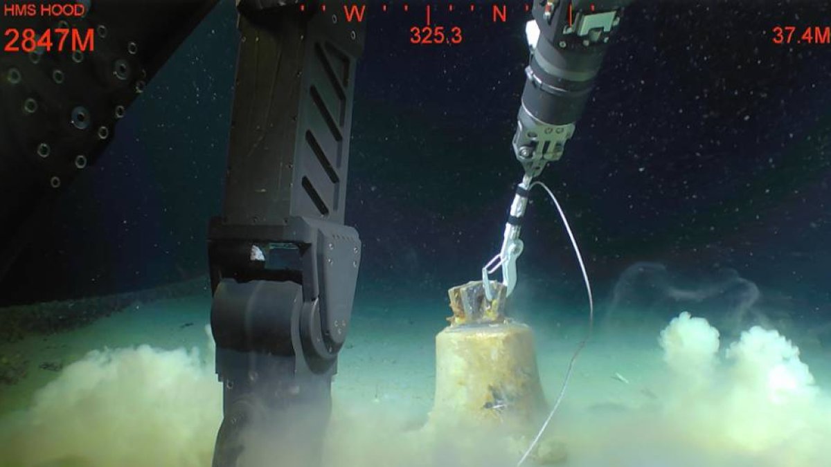 Momento en el que el equipo ROV de Paul Allen consigue recuperar la campana de entre los restos del histórico naufragio del crucero de guerra HMS Hood de la Royal Navy y que servirá para homenagear a sus 1.415 víctimas.-Foto: PAUL G. ALLEN