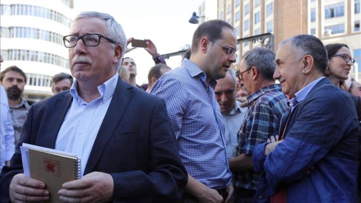 Ignacio Fernández Toxo, líder de CCOO, a la izquierda, y Josep Maria Álvarez, de UGT, a la derecha, cuando presentaron sus propuestas conjuntas para el 26J.-J M Prats