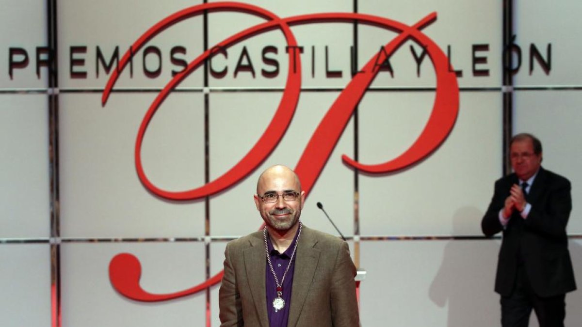 El escritor burgalés Óscar Esquivias, recoge el Premio Castilla y León de las Letras.-ICAL