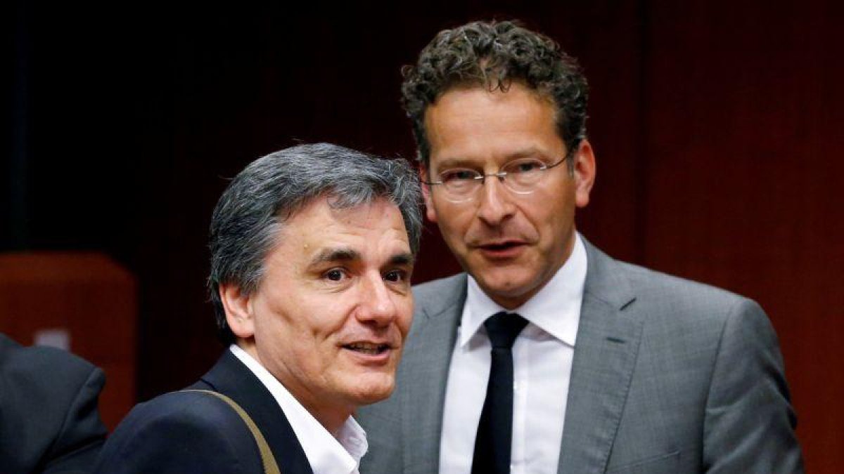 El ministro de Economía griego, Euclid Tsakalotos, y el presidente del Eurogrupo, el holandés Jeroen Dijsselbloem (a la derecha).-FRANÇOIS LENOIR / REUTERS