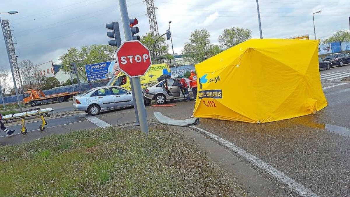 Los servicios de emergencias atienden a uno de los heridos por colisión en la ronda interior.-EL MUNDO