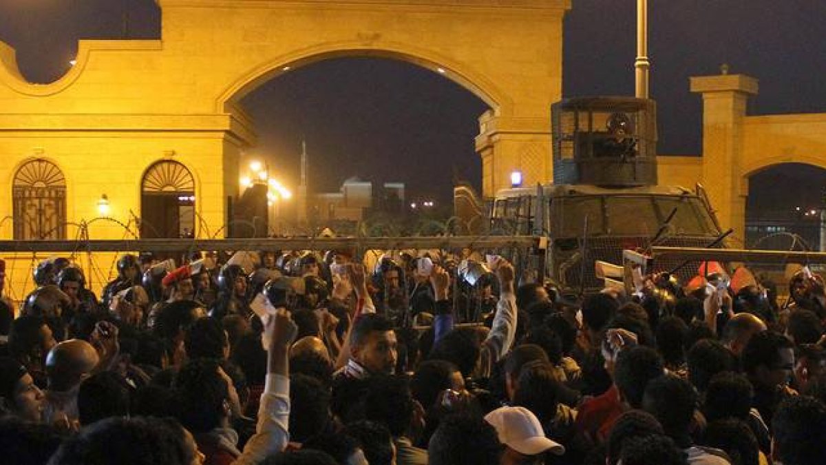 Decenas de aficionados tratan de acceder al estadio de la Defensa Aérea, antes del partido entre el Zamalek y el ENPPI en El Cairo.-Foto: AP / AHMED ABD EL-GWAD